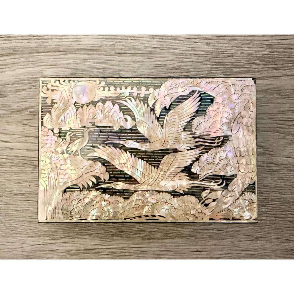 Handcrafted mother-of-pearl jewelry box with Cranes - Picture 2 of 4